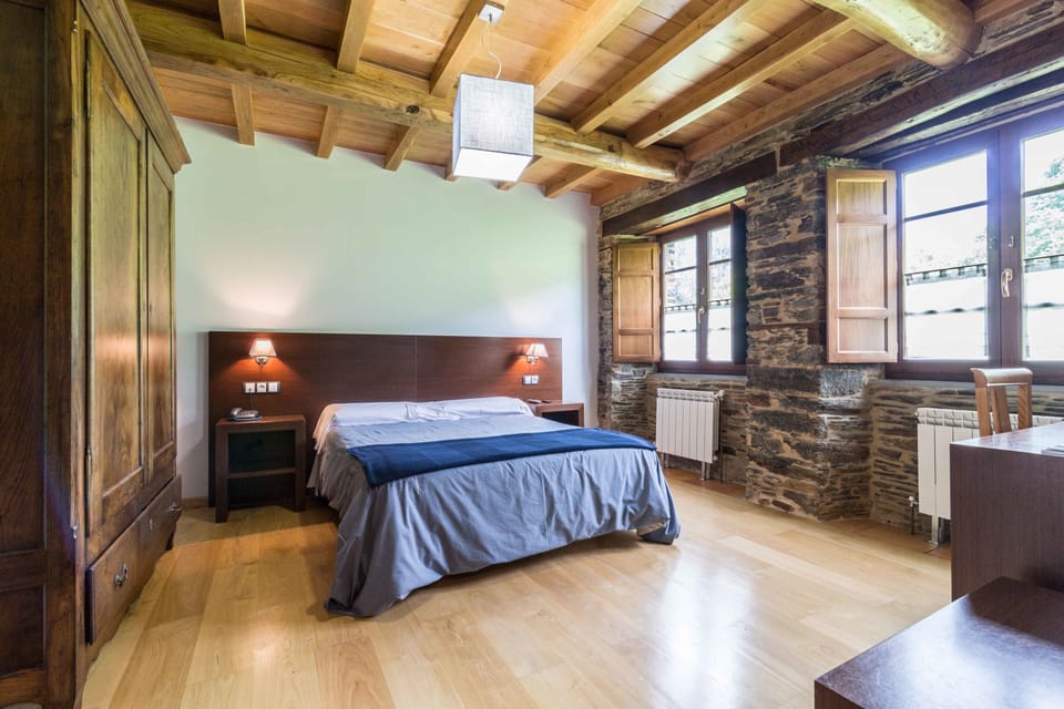 Double Room | Desk, free WiFi, bed sheets