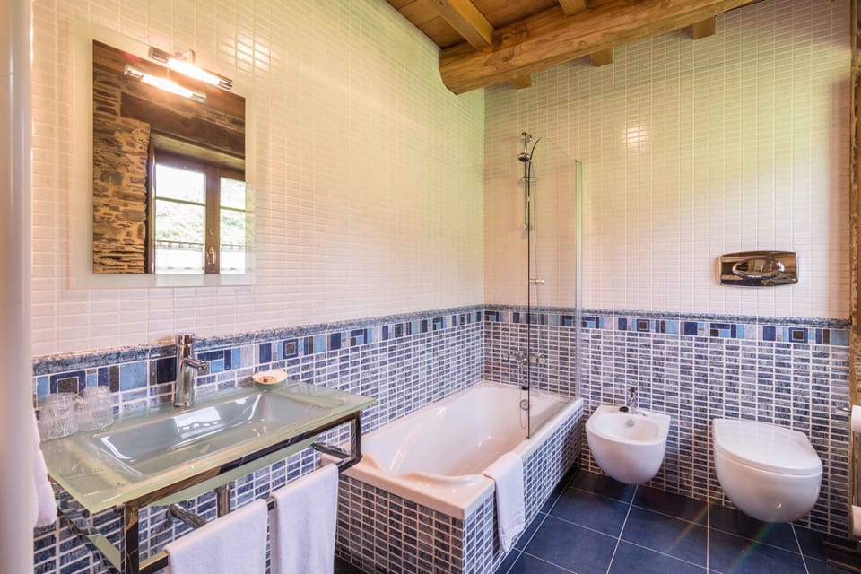 Double Room | Bathroom | Designer toiletries, hair dryer, bidet, towels