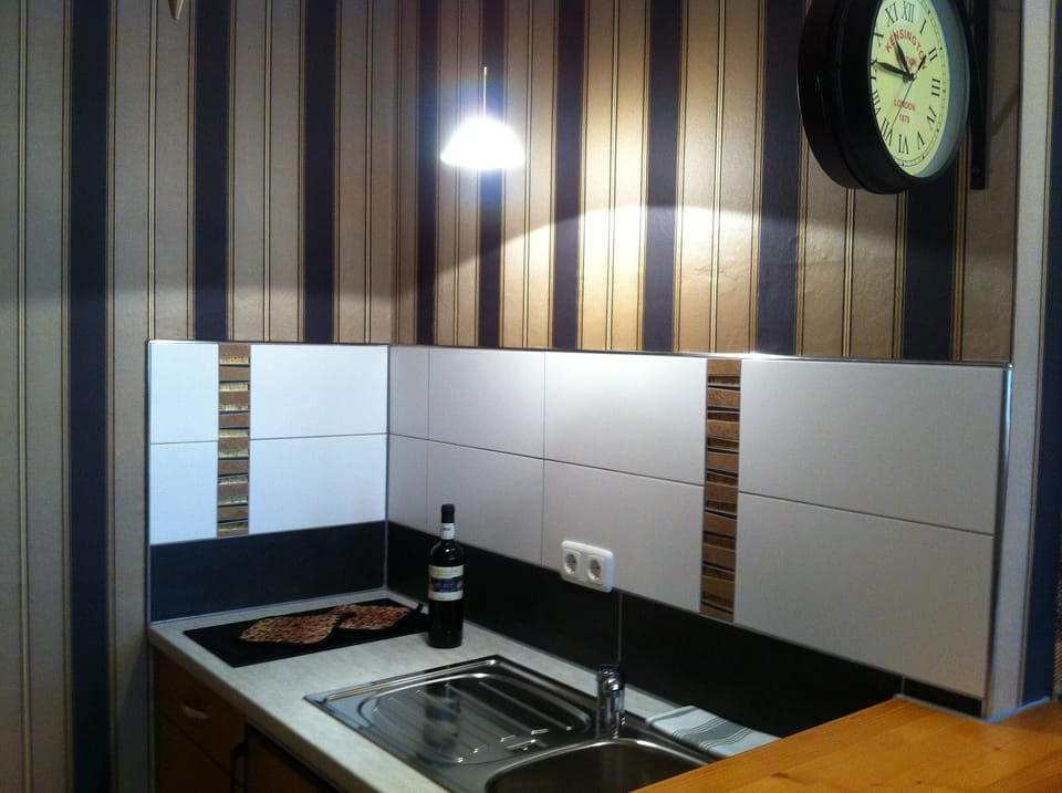 Junior Double Room | Private kitchenette | Fridge, coffee/tea maker, electric kettle