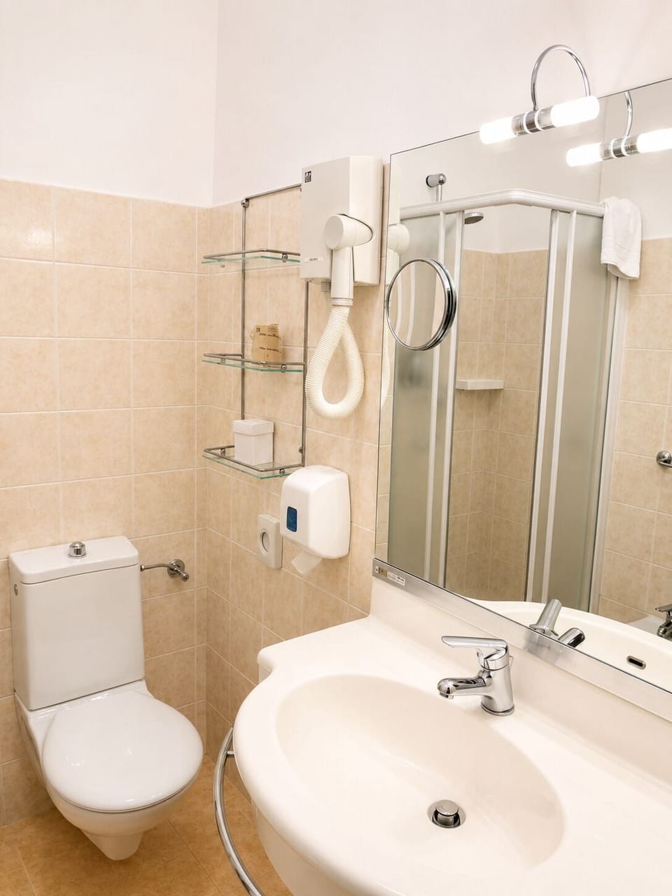 Classic Double Room, Private Bathroom | Bathroom | Shower, towels