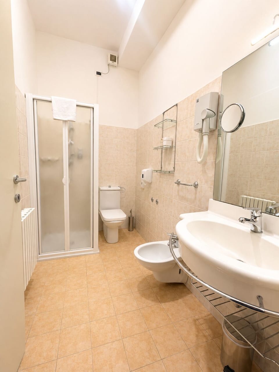 Classic Triple Room, Private Bathroom | Bathroom | Shower, towels