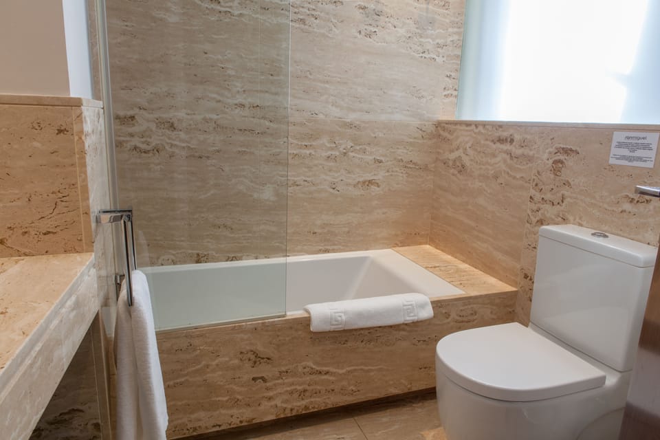 Standard Twin Room | Bathroom | Free toiletries, hair dryer, towels, soap