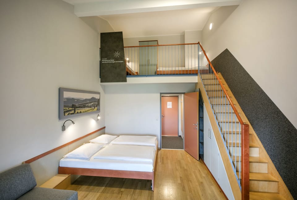 Five bed room with balcony | In-room safe, desk, WiFi (free), bed sheets