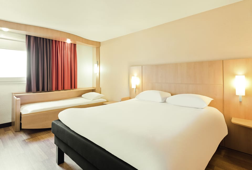 Standard Double Room, Multiple Beds | Desk, laptop workspace, blackout drapes, soundproofing