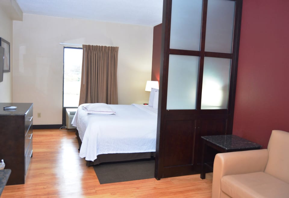 Premium bedding, desk, iron/ironing board, WiFi (free)