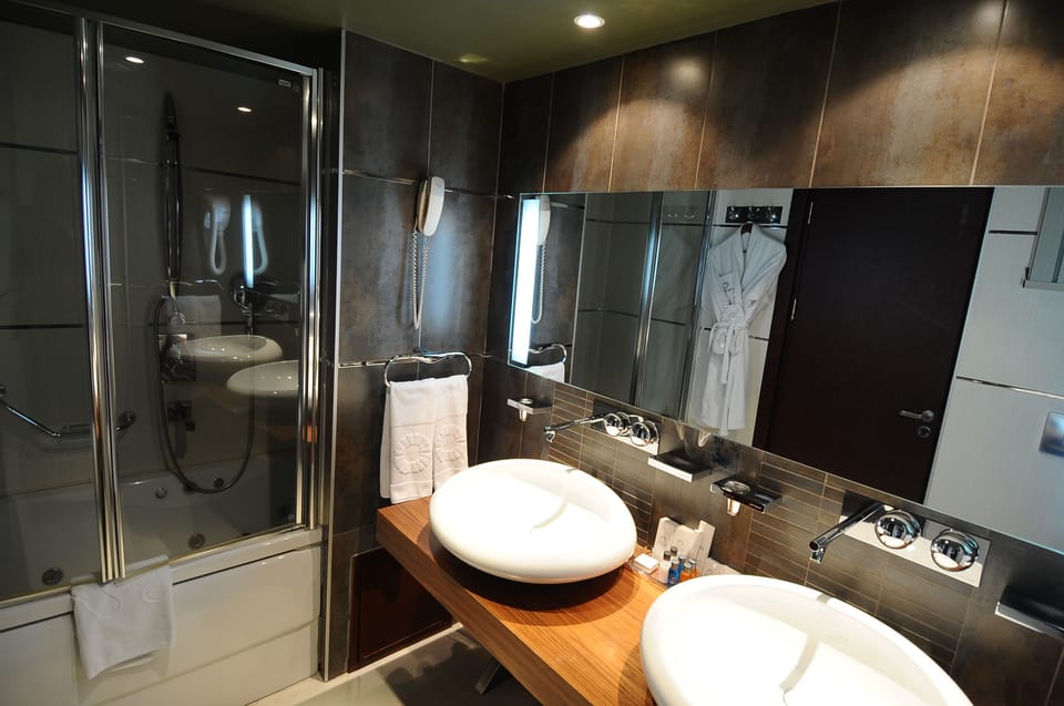 Bathtub, jetted tub, hydromassage showerhead, free toiletries