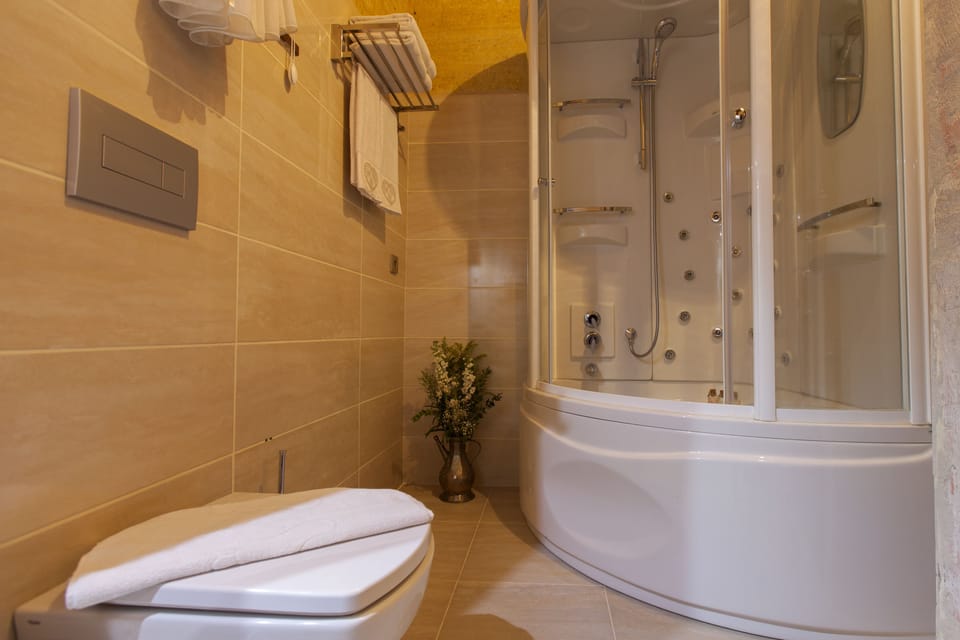 Suite | Bathroom | Free toiletries, hair dryer, slippers, towels