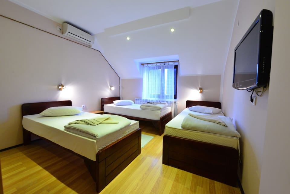 Comfort Studio Suite | Egyptian cotton sheets, desk, blackout drapes, soundproofing