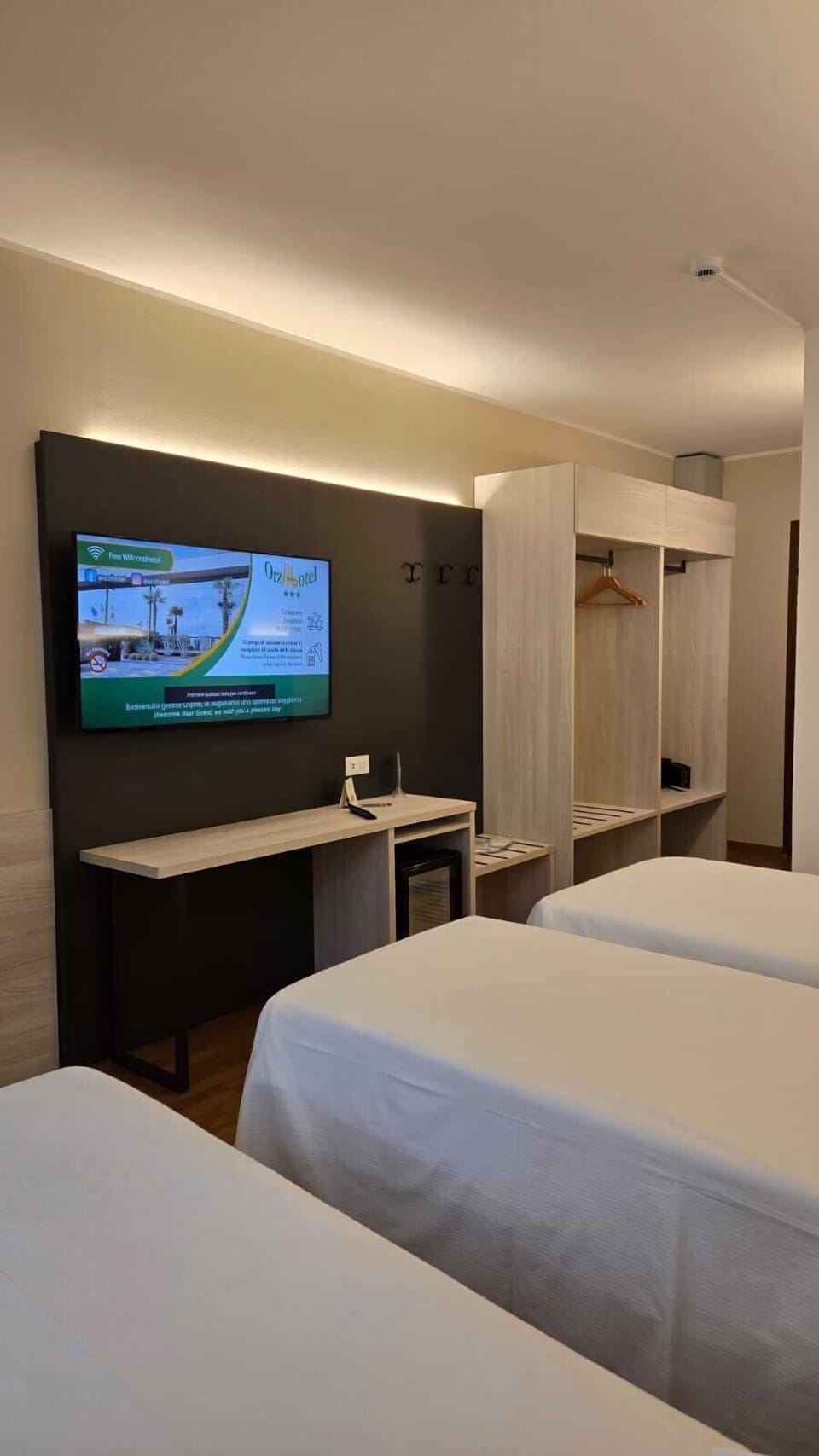 Triple Room | In-room safe, desk, blackout drapes, free WiFi