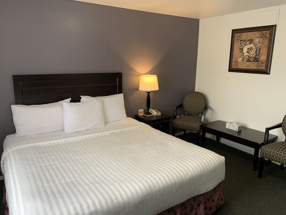 Room, 1 King Bed | Pillowtop beds, desk, WiFi (free), bed sheets