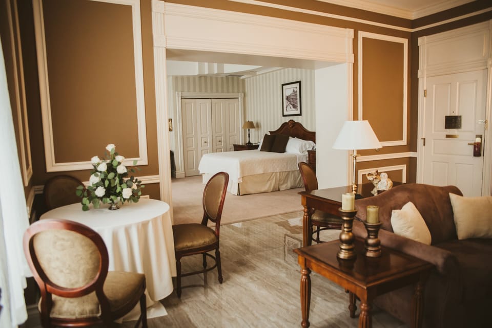 Honeymoon Suite (Morgan) | Premium bedding, desk, iron/ironing board, free WiFi