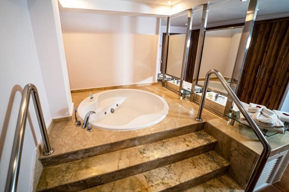 Combined shower/tub, free toiletries, hair dryer, towels