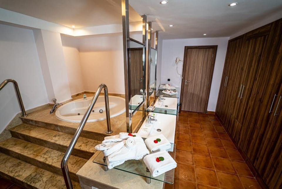 Combined shower/tub, free toiletries, hair dryer, towels