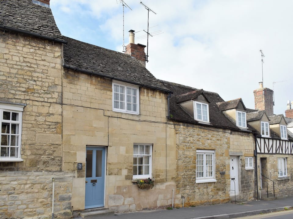 Delightful stone-built holiday home | Cenwulf Cottage, Winchcombe, near Cheltenham