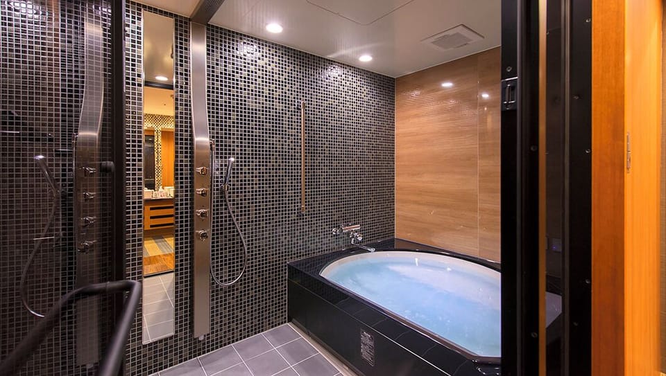 PIENA SUITE, Non Smoking | Bathroom | Combined shower/tub, deep soaking tub, free toiletries, hair dryer