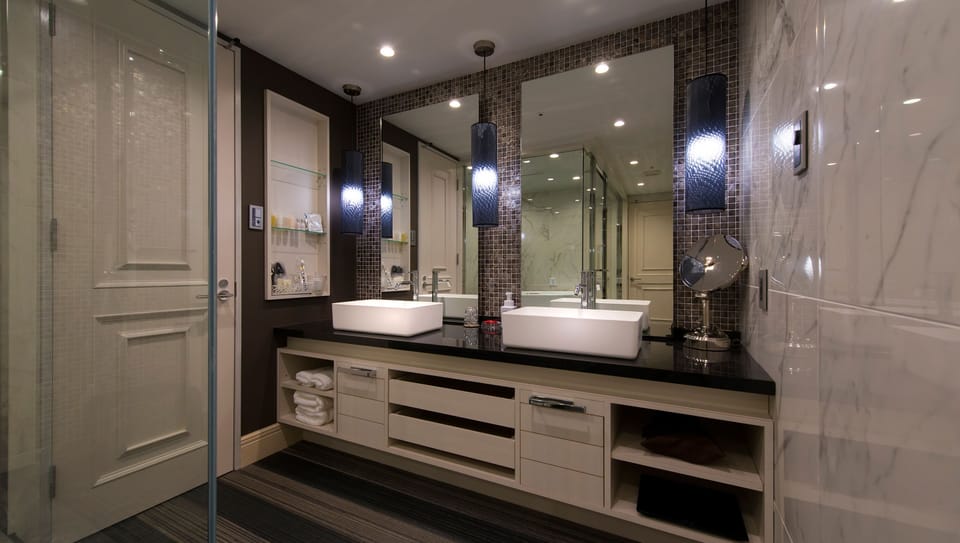 Combined shower/tub, deep soaking tub, free toiletries, hair dryer