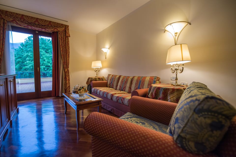 Classic Suite, 1 Bedroom, Jetted Tub, Park View | Minibar, in-room safe, desk, blackout drapes