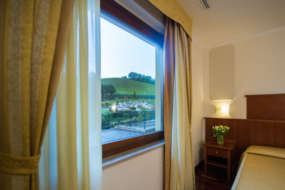 Comfort Room | Minibar, in-room safe, desk, blackout drapes