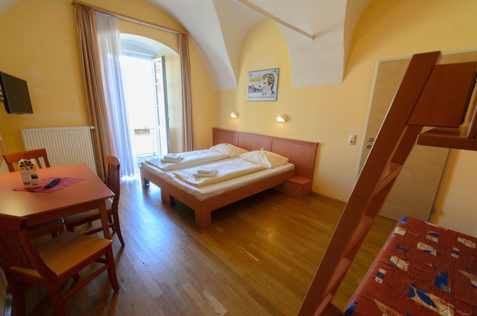 Triple Room | In-room safe, desk, WiFi (free), bed sheets