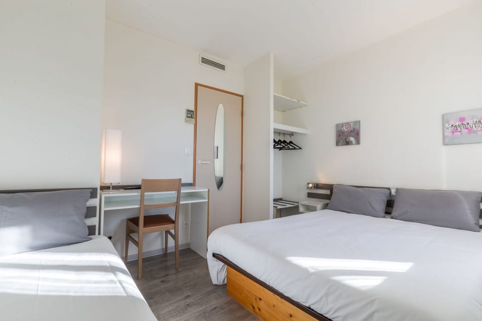 Triple Room | Desk, blackout drapes, soundproofing, free WiFi