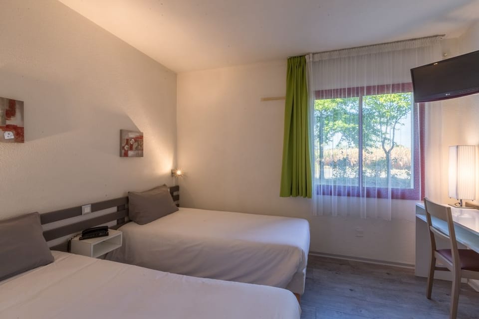 Standard Twin Room | Desk, blackout drapes, soundproofing, free WiFi