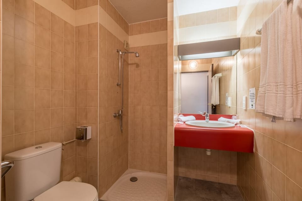 Double Room | Bathroom | Rainfall showerhead, free toiletries, hair dryer, towels