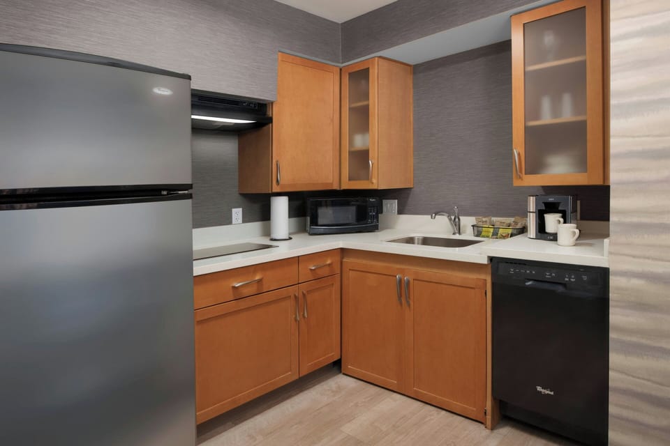 Coffee/tea maker, fridge, microwave, stovetop