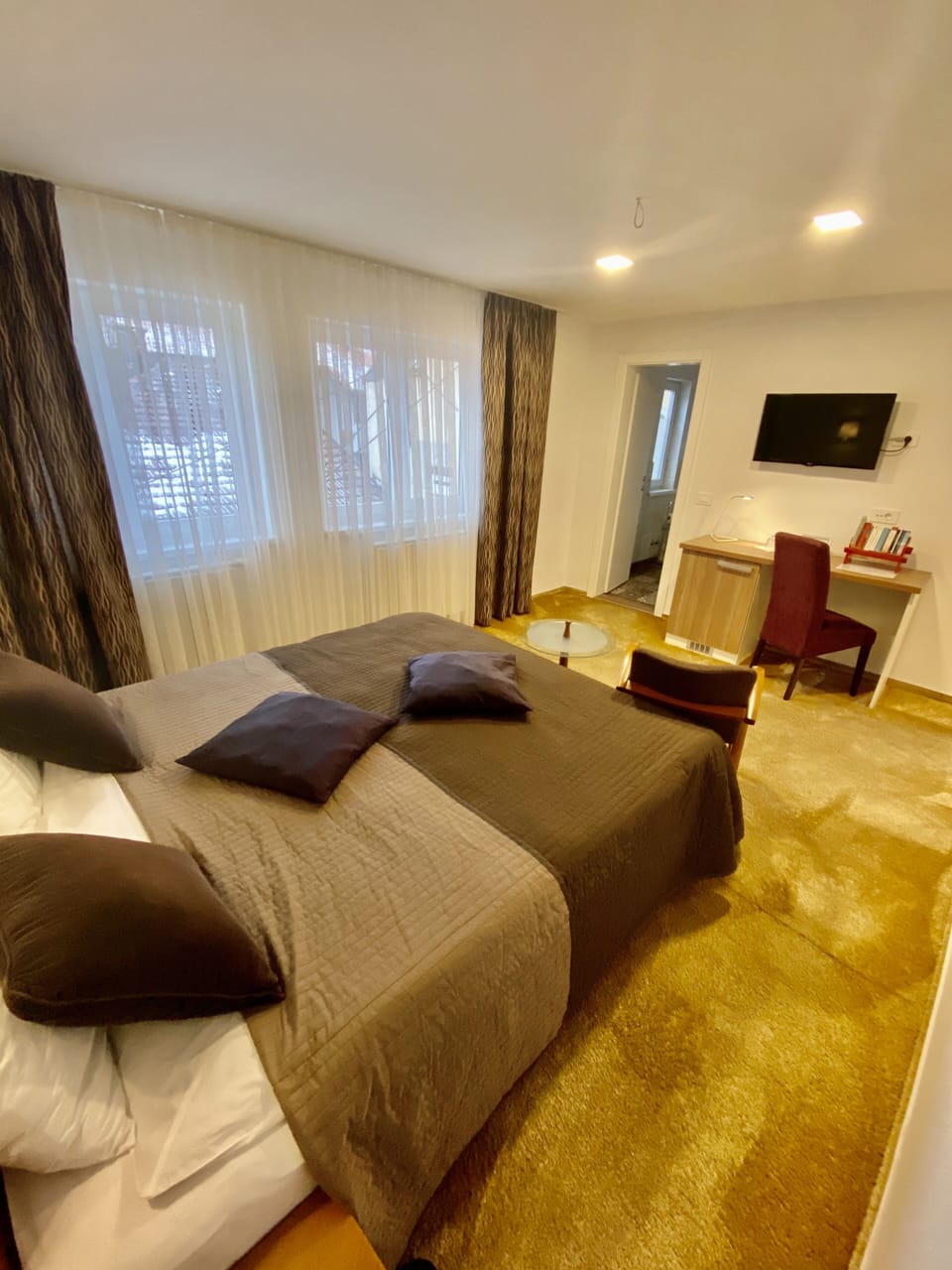 Double Room | Pillowtop beds, in-room safe, desk, soundproofing