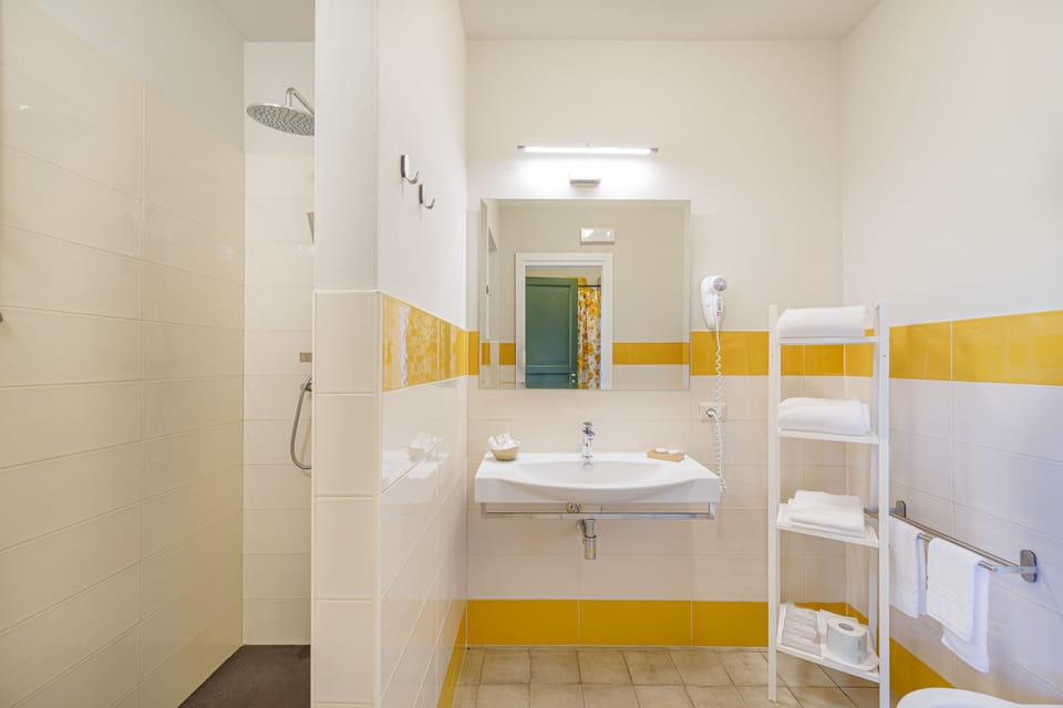 Comfort Double Room, 1 King Bed, Accessible, Non Smoking | Bathroom | Shower, free toiletries, hair dryer, towels