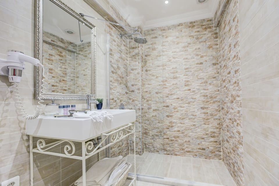 Double Room, Balcony, River View | Bathroom | Shower, rainfall showerhead, free toiletries, hair dryer