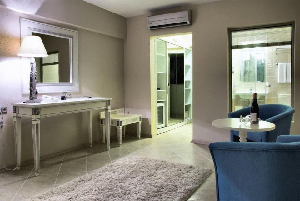 Hypo-allergenic bedding, minibar, in-room safe, desk