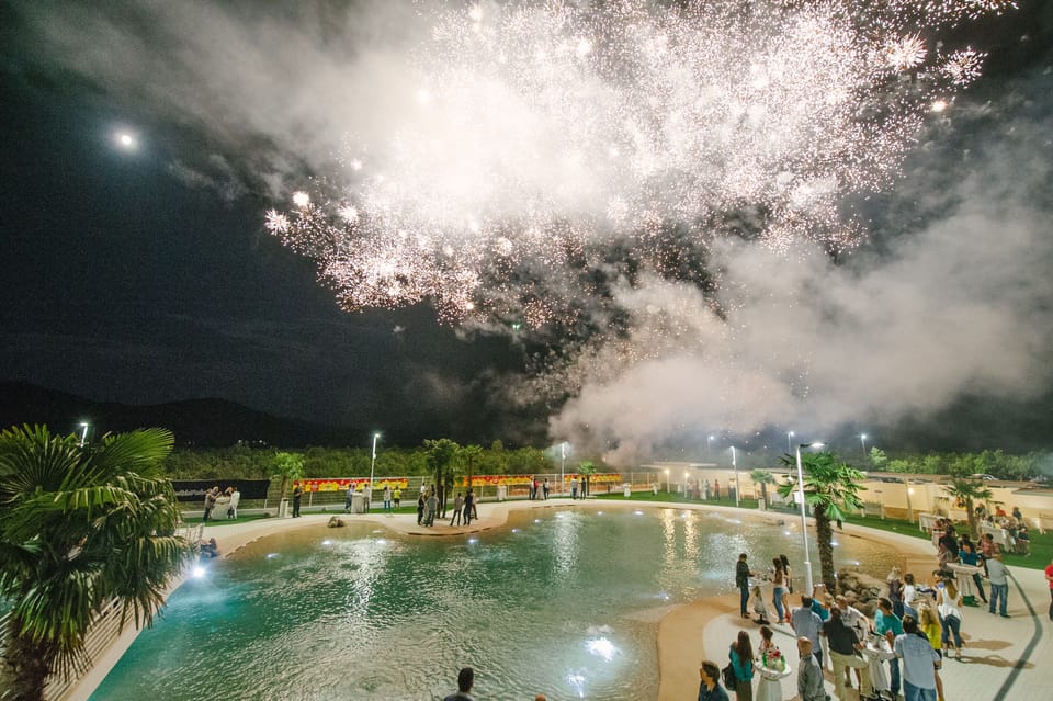 Seasonal outdoor pool, pool umbrellas, sun loungers