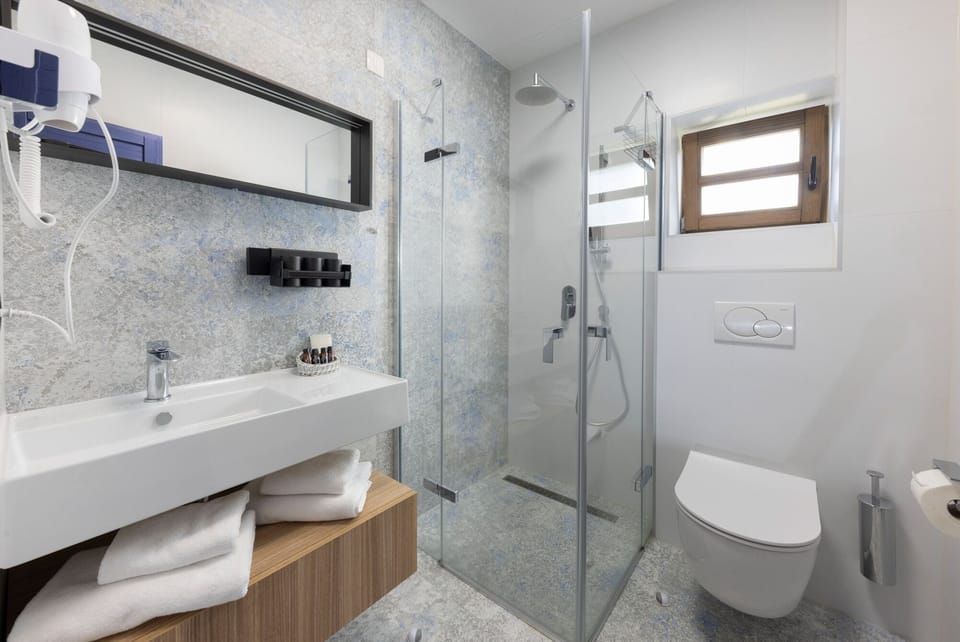 Suite | Bathroom | Shower, free toiletries, hair dryer, bathrobes
