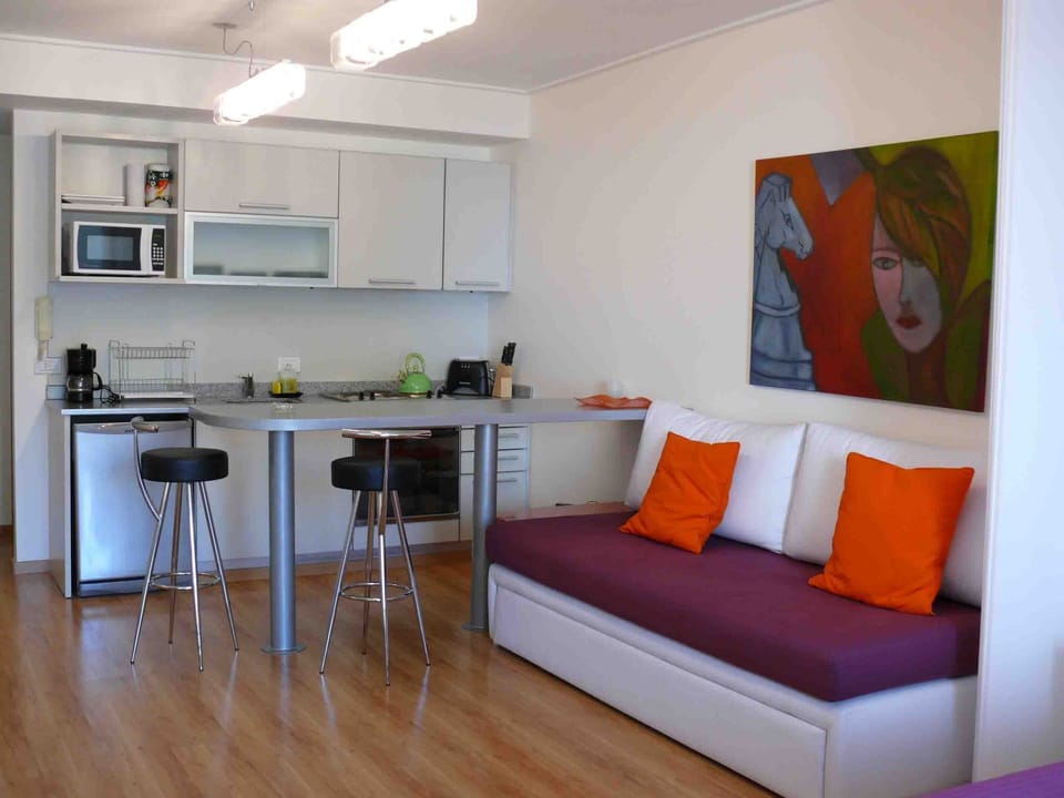 Executive Studio | Living area | 32-inch flat-screen TV with cable channels, LCD TV, DVD player