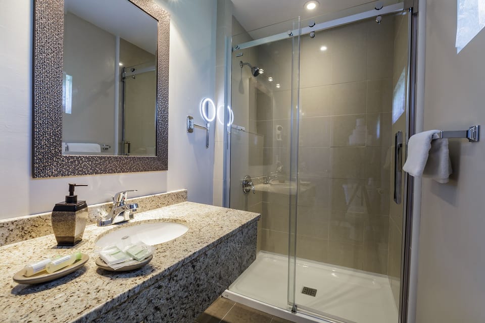 Room, 1 Double Bed | Bathroom | Combined shower/tub, free toiletries, hair dryer, towels