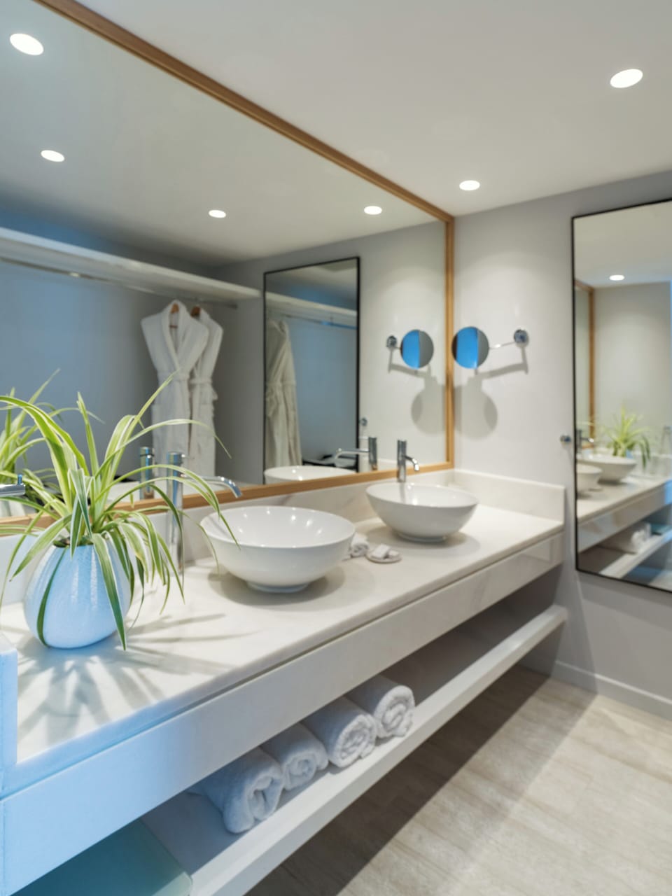 Ivory Suite | Bathroom | Free toiletries, hair dryer, bathrobes, slippers