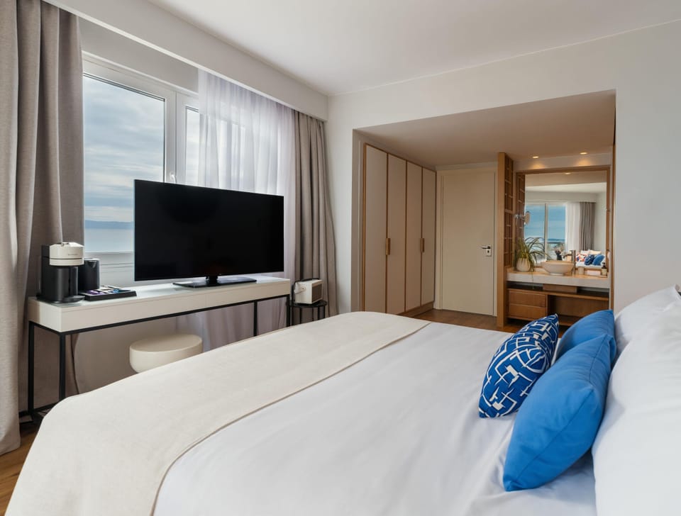 Sapphire Retreat | Hypo-allergenic bedding, minibar, in-room safe, individually decorated