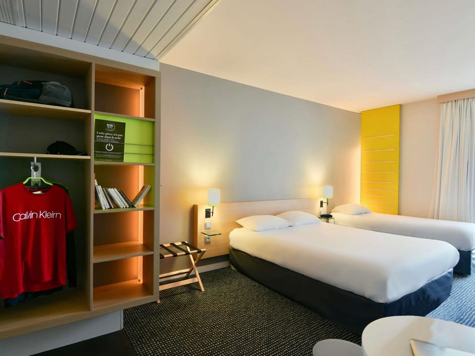 Desk, soundproofing, free cribs/infant beds, free WiFi