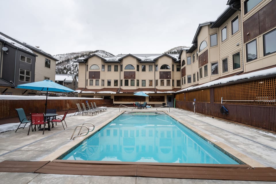 11-lulu-luxe-telluride-pool1