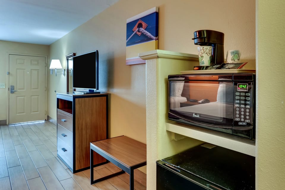 Iron/ironing board, bed sheets, wheelchair access