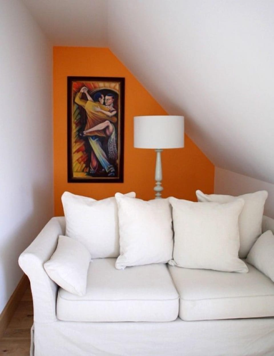 Comfort Room | Living area | Flat-screen TV
