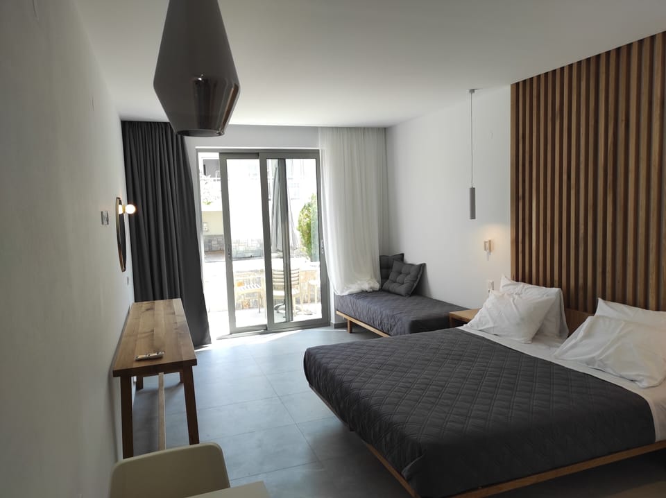 Junior Suite | In-room safe, desk, laptop workspace, blackout drapes