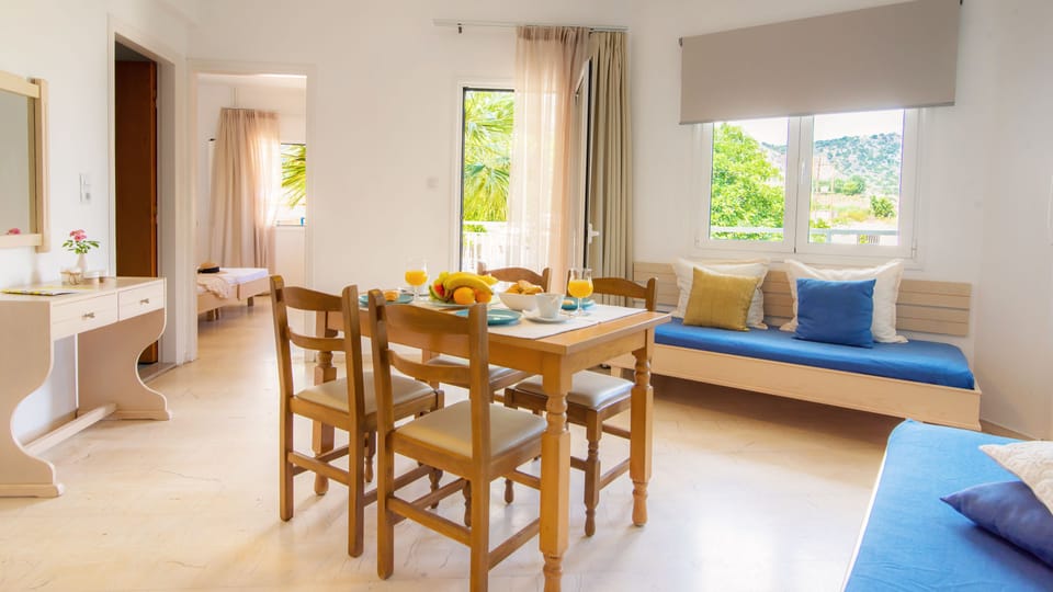 Standard Apartment, 1 Bedroom | In-room dining