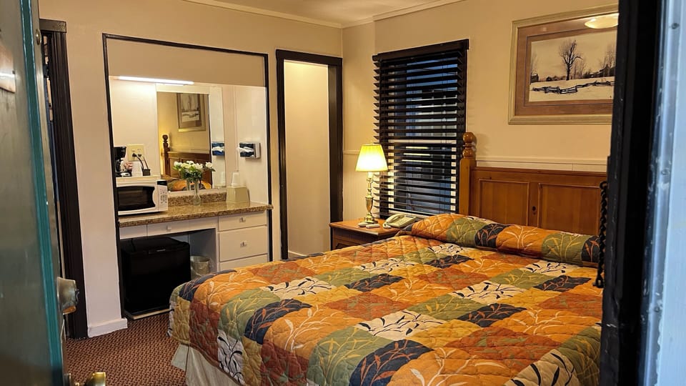 Standard Room, 1 King Bed | Desk, iron/ironing board, free WiFi, bed sheets