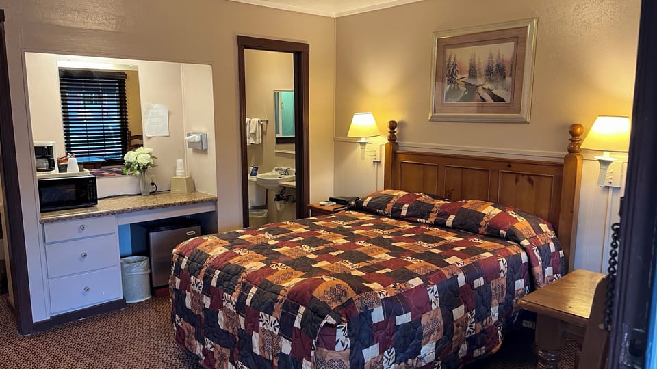 Standard Room, 1 Queen Bed | Desk, iron/ironing board, free WiFi, bed sheets
