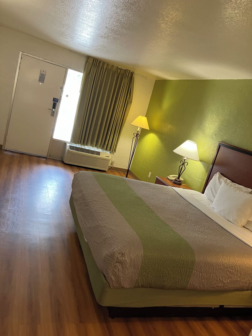 Standard Room, 1 King Bed, Non Smoking | Desk, blackout drapes, WiFi (free), bed sheets