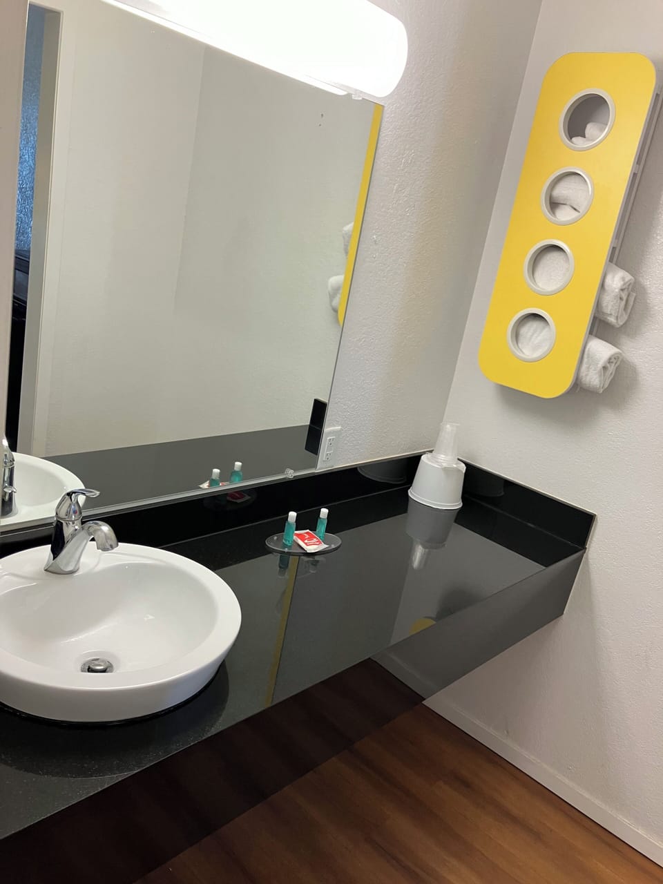 Combined shower/tub, towels