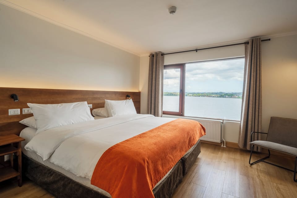 Standard Room, 1 Queen Bed | Minibar, in-room safe, desk, blackout drapes