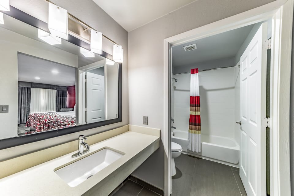Deluxe Room, 2 Queen Beds (Smoke Free) | Bathroom | Combined shower/tub, free toiletries, towels