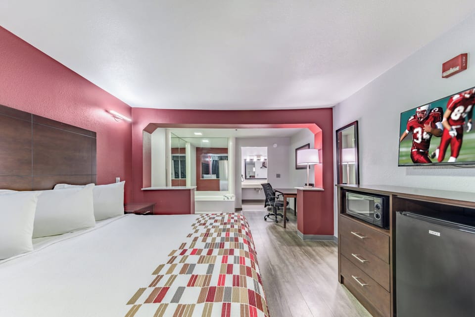 Superior Room, 1 King Bed, Jetted Tub (Smoke Free) | Desk, blackout drapes, cribs (free), WiFi (free)